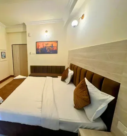 Guest room with king bed and en-suite bathroom